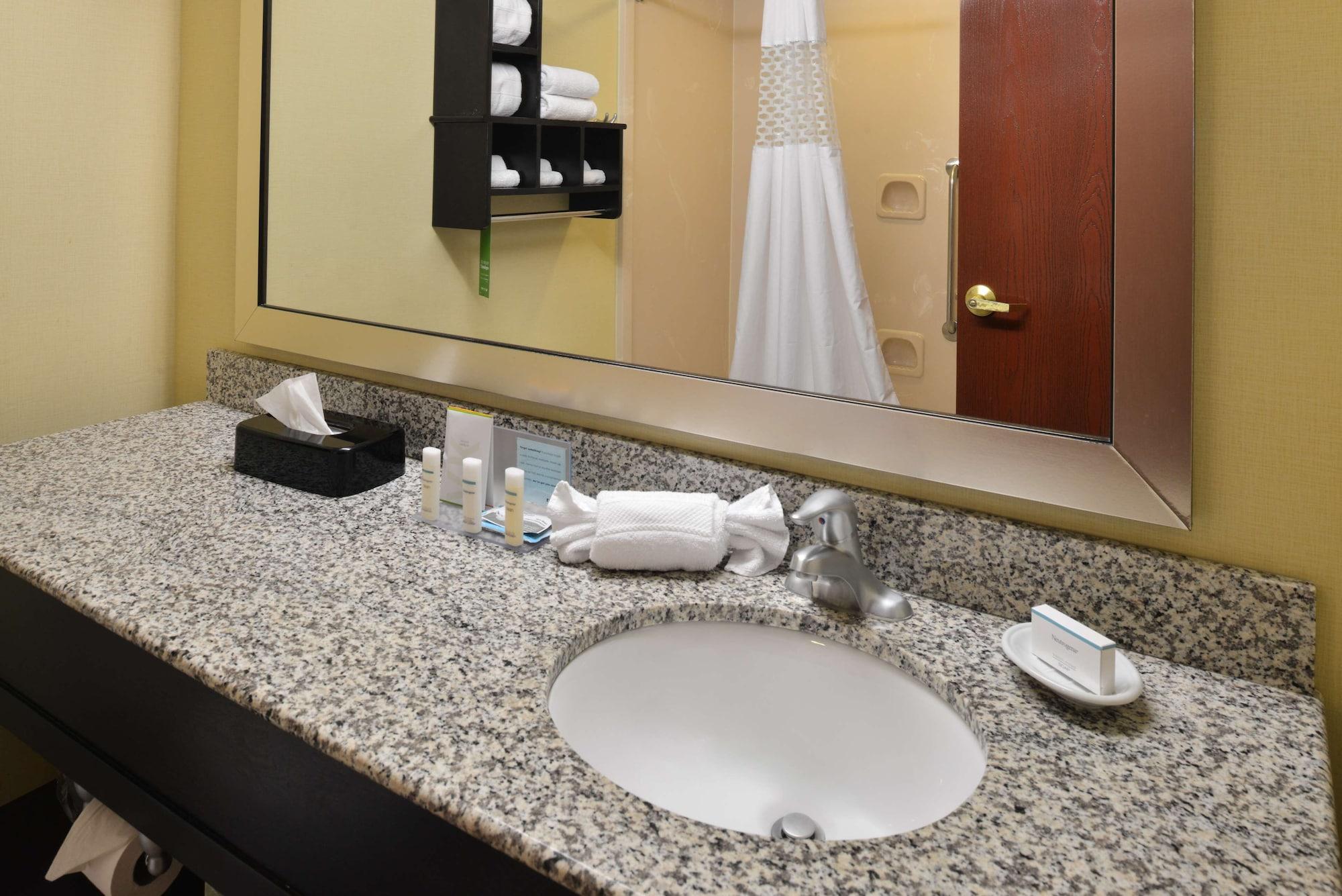 Comfort Inn & Suites Toledo Exterior photo